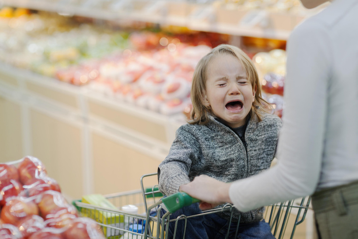 Фото №2 - Вечный спор: можно ли сажать детей в тележки в супермаркетах