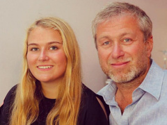 Соболиные брови, алые губы: 25-летняя дочь Романа Абрамовича удивила ярким мейкапом