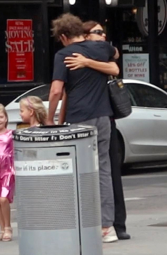 Семейный выход: Ирина Шейк и Брэдли Купер гуляют с дочерью Леей, обнимаясь на улицах Нью-Йорка♥️