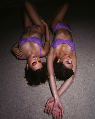 Мокро и горячо: Дилара и Дина Саева поделились секси фото в модных купальниках