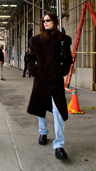 Выглядит дорого: Хейли Бибер нашла пальто благородного цвета, который сделает образ эффектным