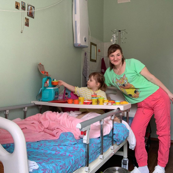 Мама десяти погодок Оксана Усова спасла дочь от рака крови