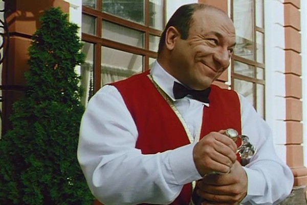 Михаил Богдасаров часто играл официантов в эпизодах