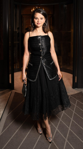 Селена Гомес выглядит потрясающе в черном вечернем образе в Париже