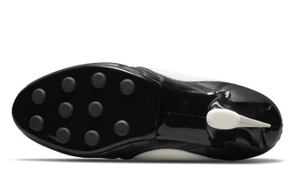 Ставим лайк: Comme des Garçons и Nike выпустили футбольные кроссы на каблуке 😍