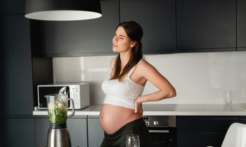 Почему болит желудок во время беременности и как с этим справиться