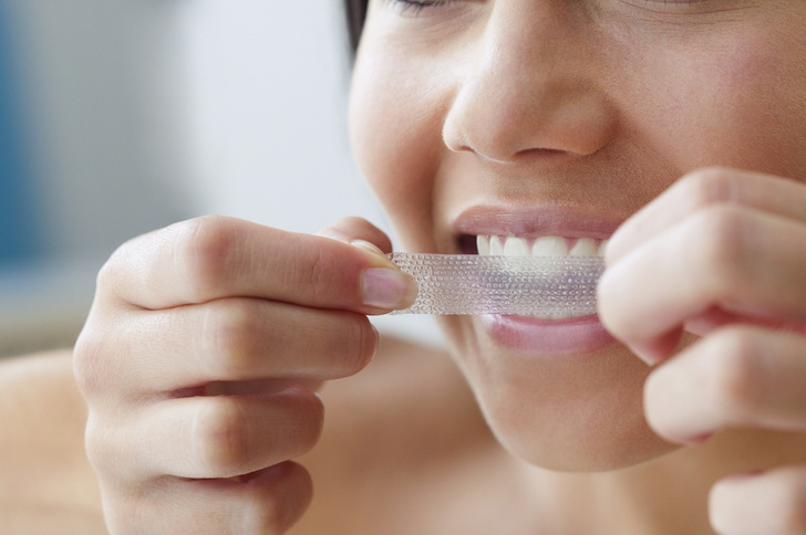 «Полное разрушение»: эксперт объяснил, чем опасны отбеливающие полоски для зубов