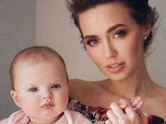 Интернет-пользователи считают, что маленькая дочь Дмитрия и Анастасии Тарасовых похожа на Анджелину Джоли