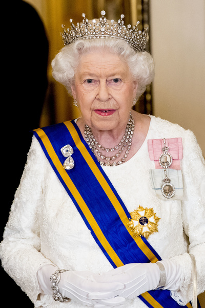 Королеве пришлось сидеть одной: внук Елизаветы II рассказал, как карантин испортил похороны принца Филиппа