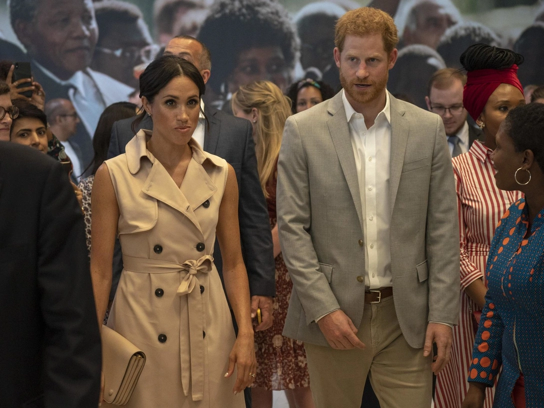 Герцогиня Меган и принц Гарри посещают выставку, посвященную столетию Нельсона Манделы, в Зале королевы Елизаветы в Саутбэнк-центре, 17 июля 2018 | marieclaire.ru