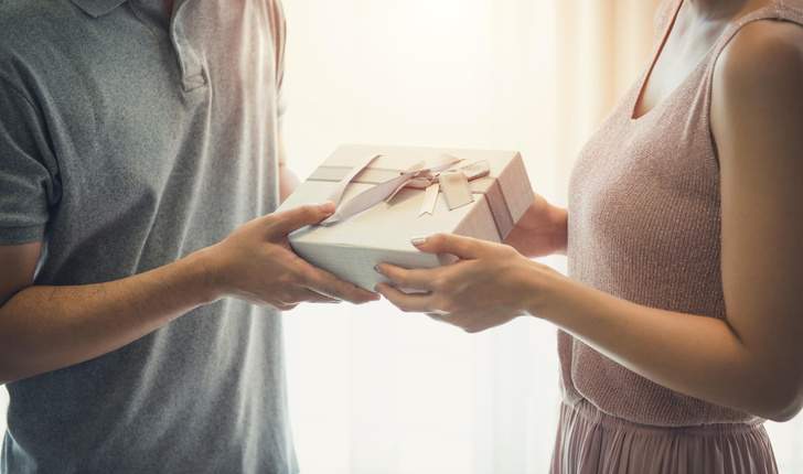 7 причин, по которым не стоит хранить подарки от бывших возлюбленных