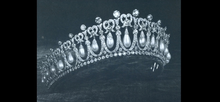 Корона не жмет: четыре самые красивые тиары из коллекции Елизаветы II