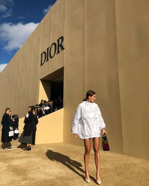 Дарья Коновалова пришла на шоу Dior с голыми ногами и в ультрамини, несмотря на температуру и насморк