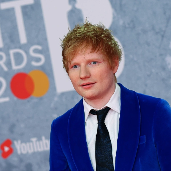 Эд Ширан появился на BRIT Awards и показал, как выглядит идеальный костюм для парня на выпускной 2022