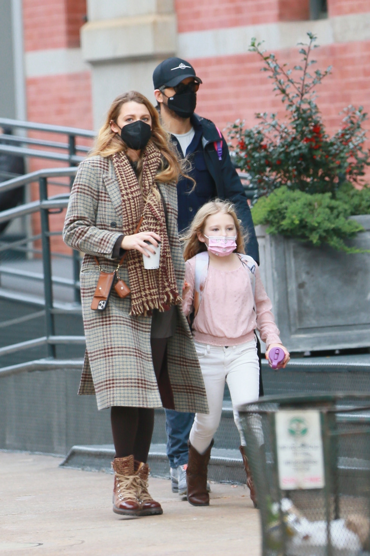 Фото №1 - Семейный выход: Райан Рейнольдс и Блейк Лайвли гуляют с дочерью Инес по рождественскому Нью-Йорку
