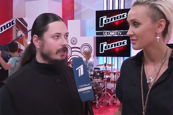 После выступления Иеромонах Фотий дал интервью участнице третьего сезона шоу «Голос» Ксане Сергеенко