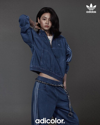 Чон Хо Ён из «Игры в кальмара» стала лицом бренда Adidas и показала, какие спортивные костюмы носить осенью 2021