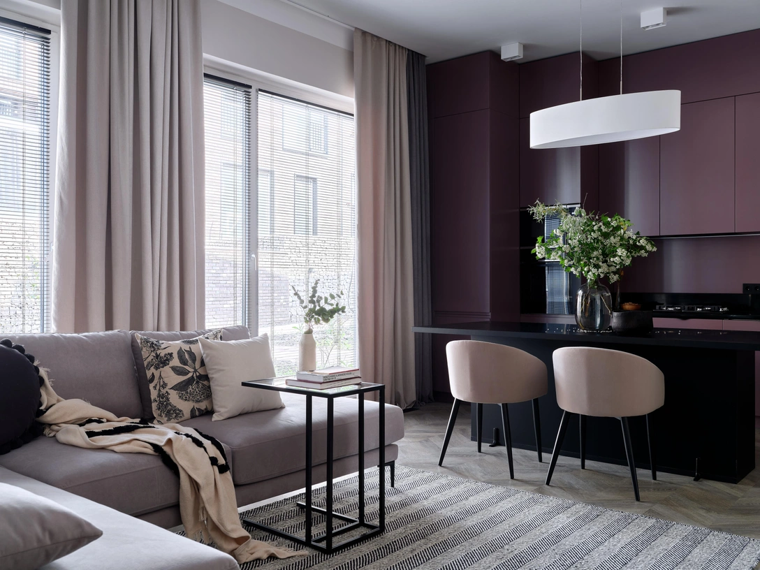 Кухня-гостиная, фрагмент. Диван, Kudiyarov Factory. Столик, ИКЕА. Кухня сделана на заказ, «Кухни Ola». Светильник, Eglo. Подушки и плед, H&M Home. | Источник: Дамир Отеген. Стиль: Акниет Баймаханова