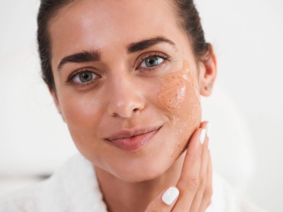 Убийцы красоты: 6 главных ошибок в использовании скраба, которые навредят вашей коже | marieclaire.ru