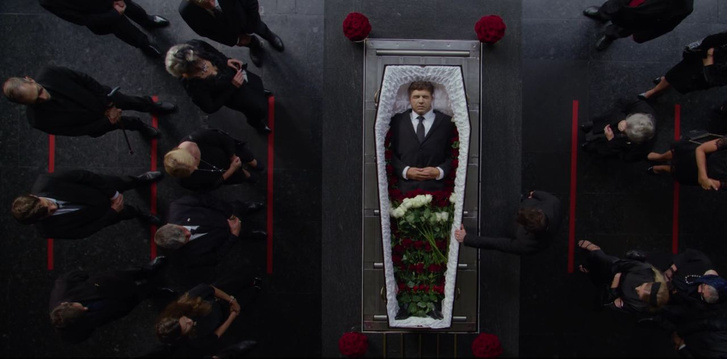 Смерть ему к лицу? Смешное фото Максима Виторгана в гробу из сериала «Люся»