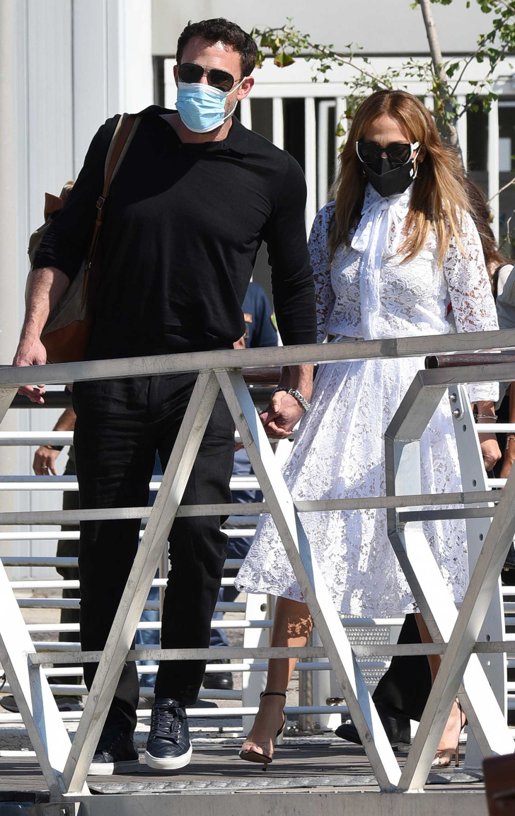 В кружевном платье Valentino и под руку с любимым: эффектное прибытие Дженнифер Лопес в Венецию