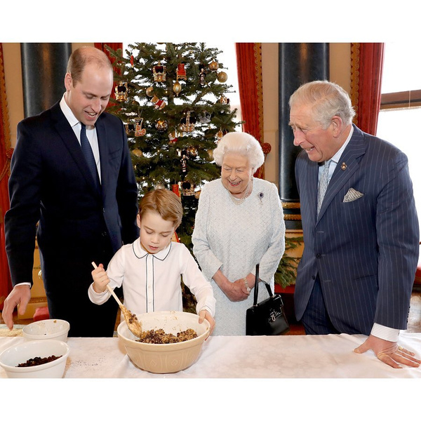 Джордж с семьей готовит рождественский пудинг 