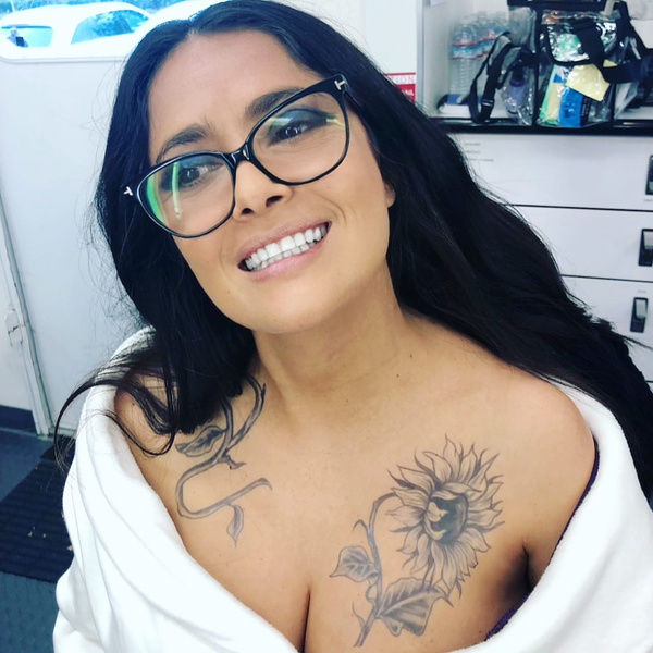 Сальма Хайек похвасталась смелой татуировкой на груди