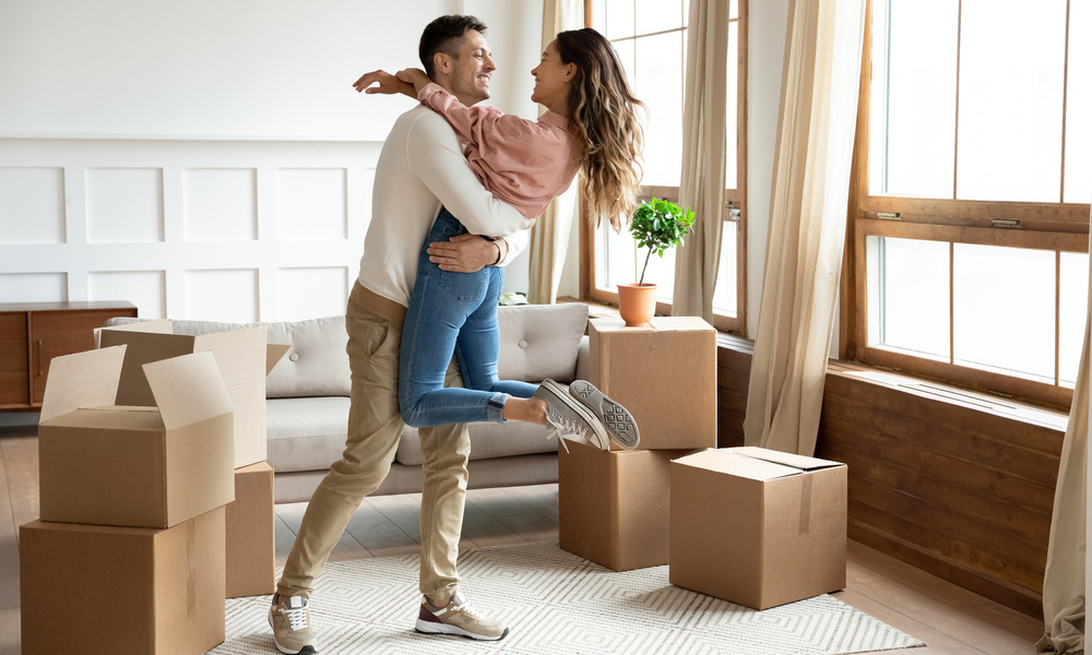 ипотека на двоих людей. счастливые новоселы. ипотека на двоих людей. ничто так не укрепляет брак как ипотека. переезд от близких.