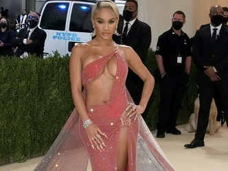 Обилие страз, искусственные камни и нюд: самые яркие маникюры звезд на Met Gala 2021