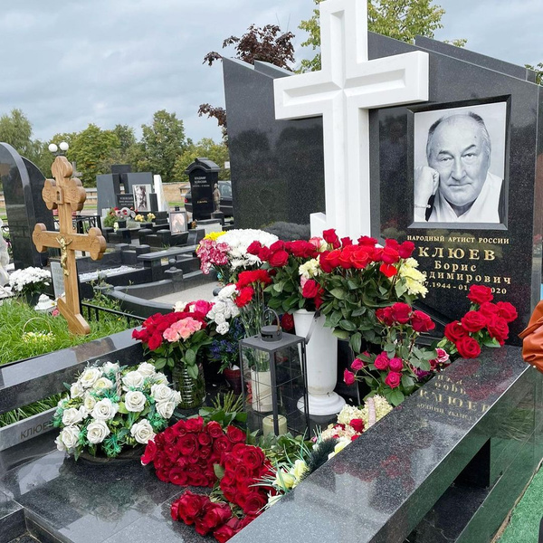 «Утром линейка, а после – кладбище»: звезды «Ворониных» почтили память Бориса Клюева