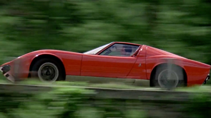 С этой Lamborghini Miura 1967-го фильм начинается: она соблазнительно выписывает повороты, а потом ее зверски убивают бульдозером