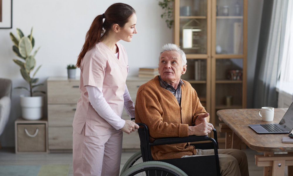 Когда близкий болен: как убедить пожилого родственника принять помощь