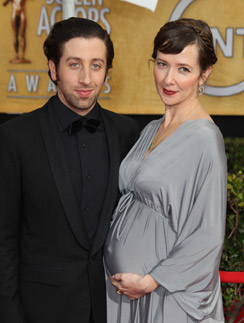 Саймон Хелберг с беременной женой Джоселин в январе этого года