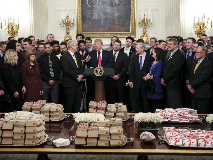 Трамп встречает чемпионов FCS едой из McDonald's в Белом доме, 4 марта 2019