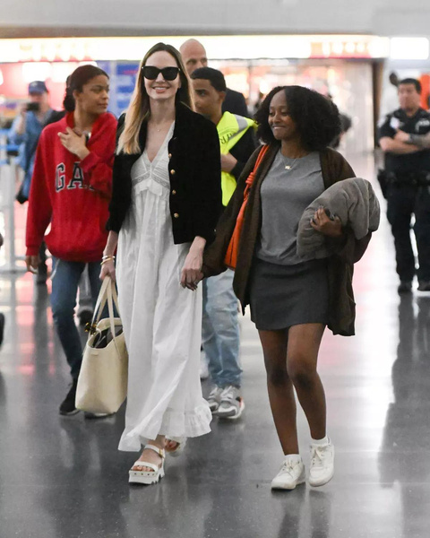 Рука об руку: Анджелина Джоли с дочерью Захарой в аэропорту