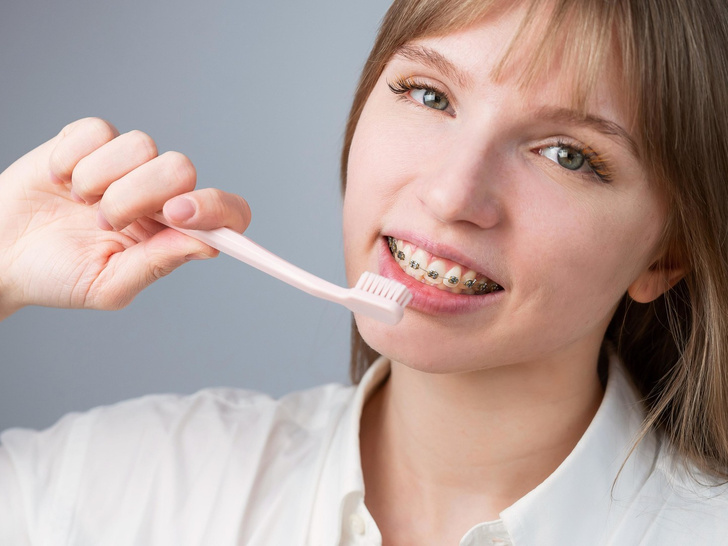 Не покупайте такую: какая зубная щетка вредит зубам и разрушает эмаль