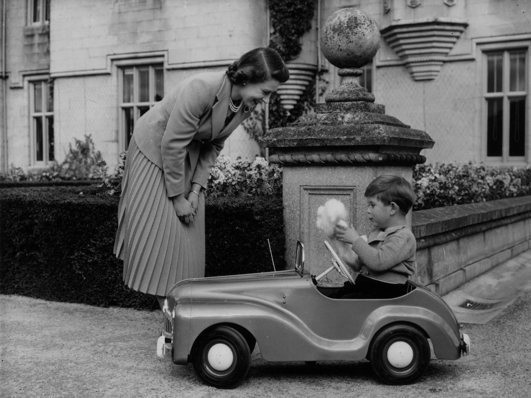 Елизавета II и принц Чарльз в Балморале, сентябрь 1952 | marieclaire.ru