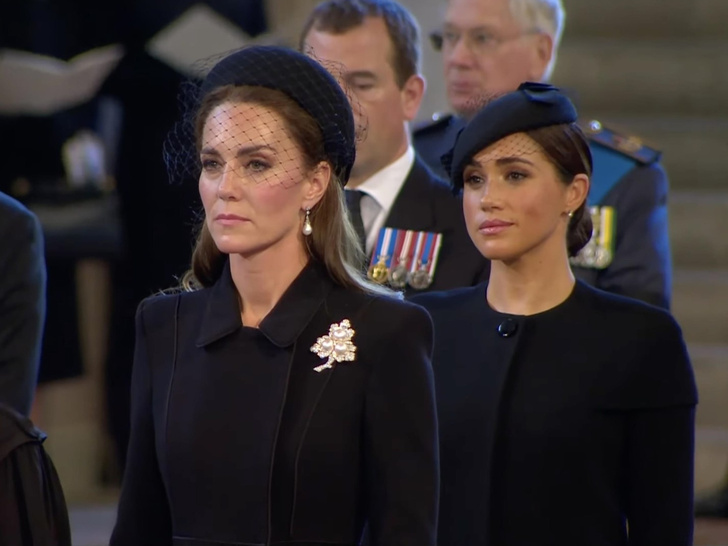 «Скорбная» Кейт и «неловкая» Меган: как выглядели враждующие герцогини на службе в честь королевы Елизаветы