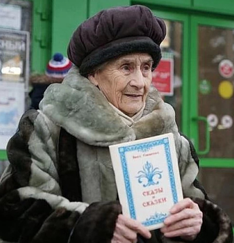 Скончалась бабушка-сказочница Вера Сибирева, продававшая книги на морозе