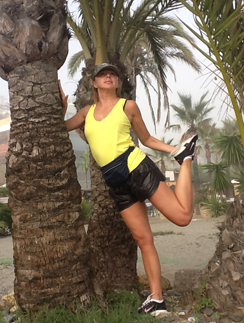 «В Испании я у каждой пальмы делала упражнение на растяжку!» - сообщила Алена Апина.