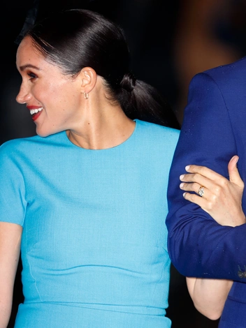 Меган в помолвочном кольце после апгрейда, 5 марта 2020