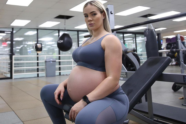 Фото №1 - Даже страшно: беременная фитоняшка приседает со штангой 125 кг