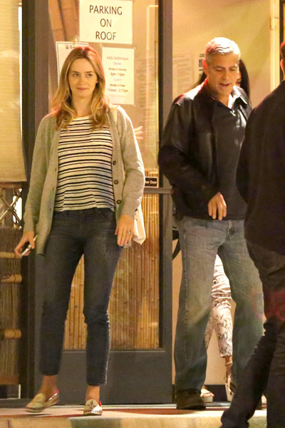Амаль и Клуни выходит из ресторна. На левой руке Амаль кольцо.