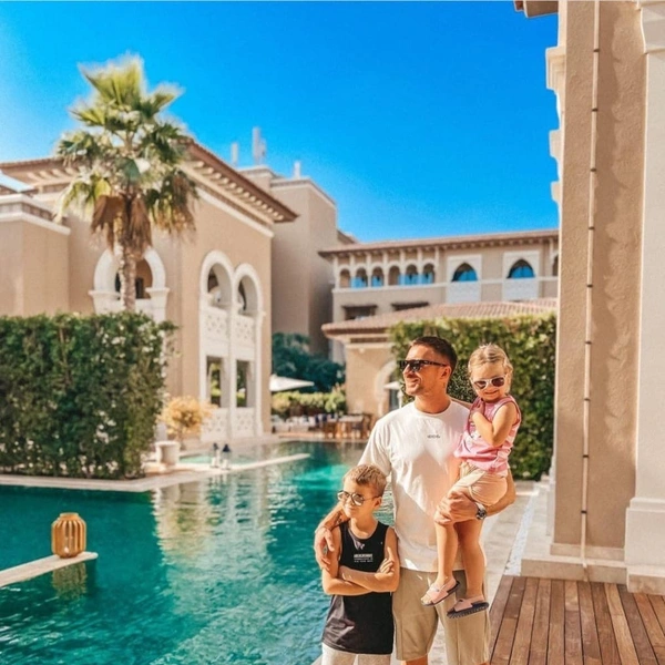 Гости отеля Rixos Premium Saadiyat Island певец Сергей Лазарев с детьми