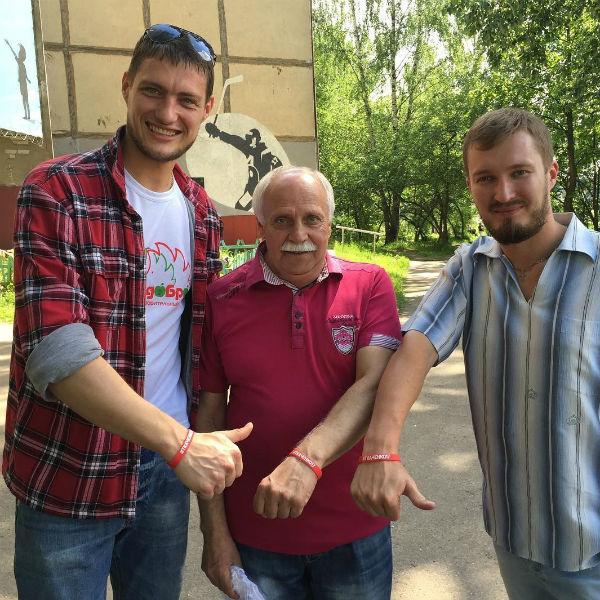Фонд Задойнова помогает отцу Ивана Ткаченко строить школу для юных хоккеистов