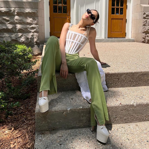 Прозрачный корсет и зеленые брюки клеш: повторяем стильный летний образ Данны Паолы