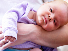 Кривошея у новорожденных и грудничков: признаки болезни и способы лечения