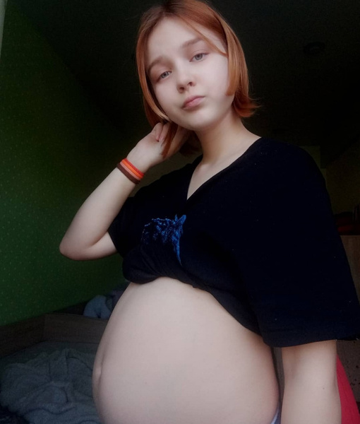 13-летняя беременная школьница показала внушительный живот на пятом месяце