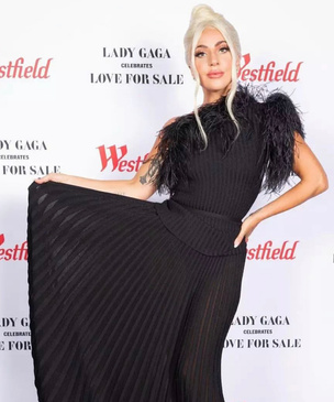 Леди Гага в черном платье, которое визуально скрадывает несколько лишних килограммов