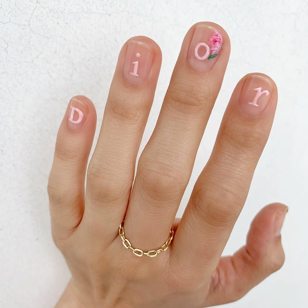 Логомания вернулась: этой осенью снова украшаем ногти логотипами любимых брендов